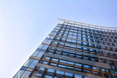  Modern bina. Camdan yapılmış modern ofis binası.