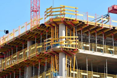 Vinçli ve binalı inşaat alanı