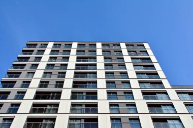 Modern bir apartmanın ön cephesi