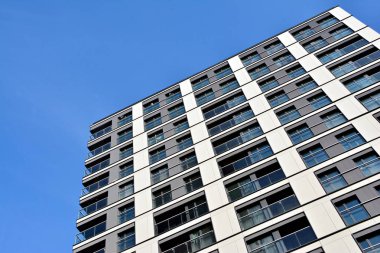 Modern bir apartmanın ön cephesi