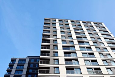 Modern bir apartmanın ön cephesi
