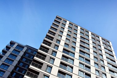 Modern bir apartmanın ön cephesi