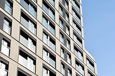 Modern bir apartmanın ön cephesi