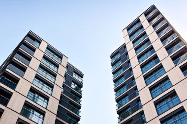 Modern bir apartmanın ön cephesi