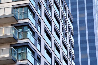 Modern bir apartmanın ön cephesi