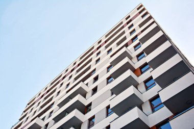 Modern bir apartmanın ön cephesi