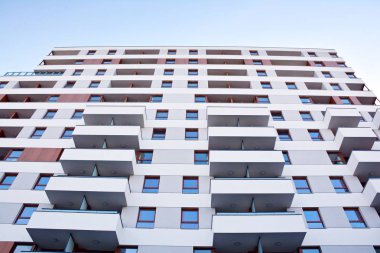 Modern bir apartmanın ön cephesi