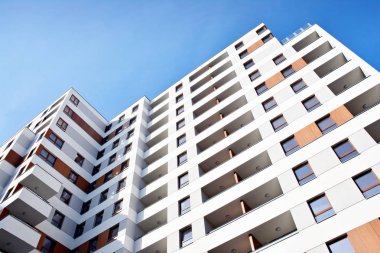 Modern bir apartmanın ön cephesi