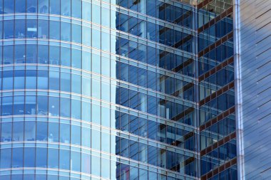  Modern bina. Camdan yapılmış modern ofis binası.