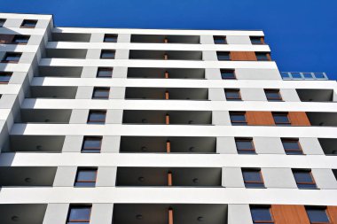 Modern bir apartmanın ön cephesi