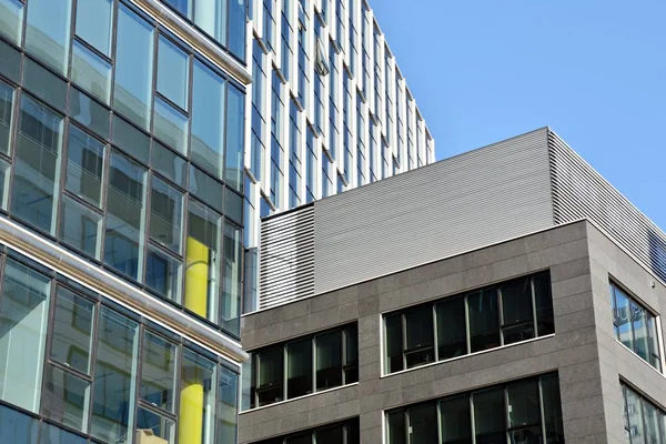  Modern bina. Camdan yapılmış modern ofis binası.