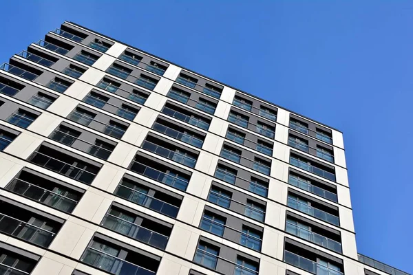 Fassade Eines Modernen Mehrfamilienhauses — Stockfoto