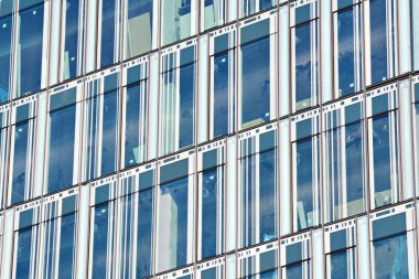  Modern bina. Camdan yapılmış modern ofis binası.