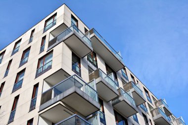 Modern bir apartmanın ön cephesi