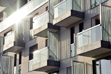 Modern bir apartmanın ön cephesi