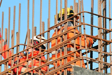 bir inşaat işçisi. İnşaat alanı