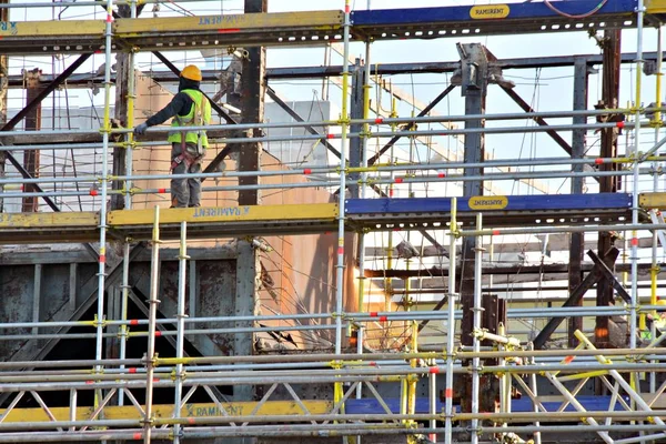 bir inşaat işçisi. İnşaat alanı