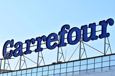 Varşova, Polonya. 14 Mart 2018. Carrefour imzala. Şirket tabela Carrefour.