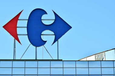 Varşova, Polonya. 14 Mart 2018. Carrefour imzala. Şirket tabela Carrefour.