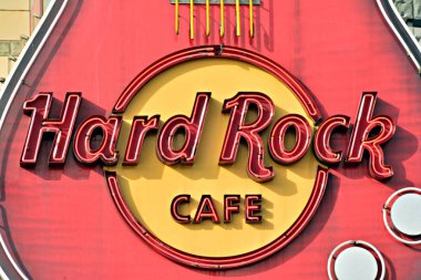 Varşova, Polonya. 1 Mart 2018. İşareti Hard Rock Cafe. Şirket tabela Hard Rock Cafe.