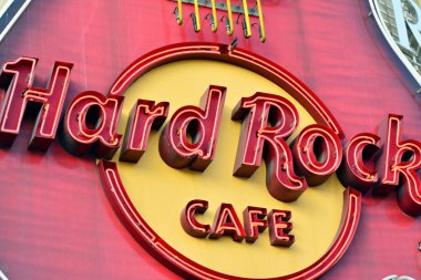 Varşova, Polonya. 1 Mart 2018. İşareti Hard Rock Cafe. Şirket tabela Hard Rock Cafe.