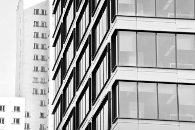 Cam duvarlar bir ofis binası - iş geçmişi. Siyah ve beyaz.