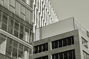 Cam duvarlar bir ofis binası - iş geçmişi. Siyah ve beyaz.