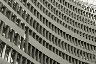 Cam duvarlar bir ofis binası - iş geçmişi. Siyah ve beyaz.