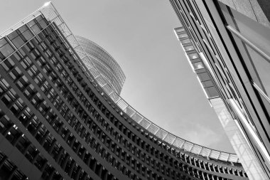 Cam duvarlar bir ofis binası - iş geçmişi. Siyah ve beyaz.