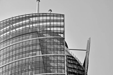 Cam duvarlar bir ofis binası - iş geçmişi. Siyah ve beyaz.