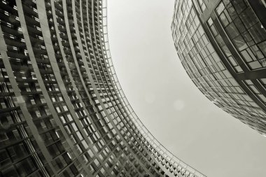 Cam duvarlar bir ofis binası - iş geçmişi. Siyah ve beyaz.