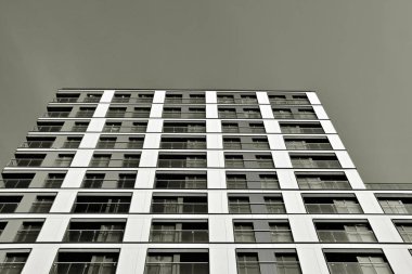 Yeni bir modern apartman detayını. Siyah ve beyaz.