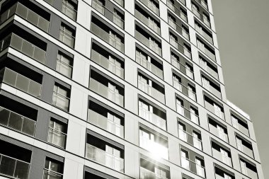 Yeni bir modern apartman detayını. Siyah ve beyaz.