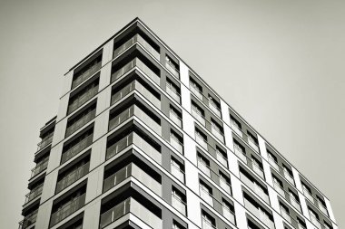 Yeni bir modern apartman detayını. Siyah ve beyaz.