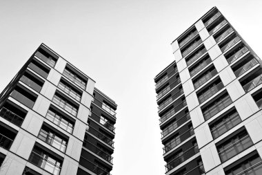 Yeni bir modern apartman detayını. Siyah ve beyaz.