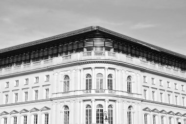 tarihi bir binasında güzel eski cephe. siyah ve beyaz