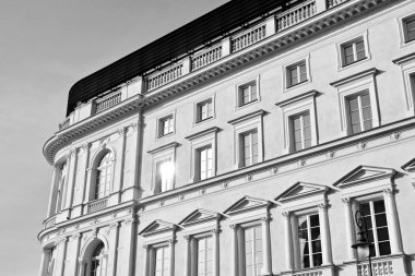 tarihi bir binasında güzel eski cephe. siyah ve beyaz