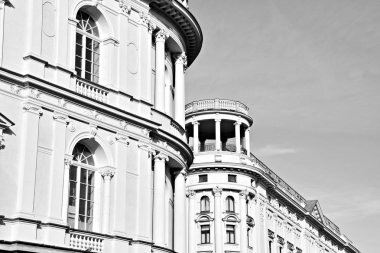 tarihi bir binasında güzel eski cephe. siyah ve beyaz