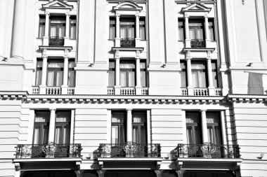 tarihi bir binasında güzel eski cephe. siyah ve beyaz