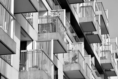 Yeni bir modern apartman detayını. Siyah ve beyaz.