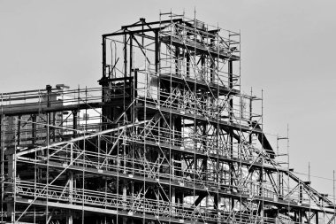 Vinçli ve binalı inşaat alanı