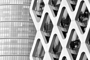 Cam duvarlar bir ofis binası - iş geçmişi. Siyah ve beyaz.