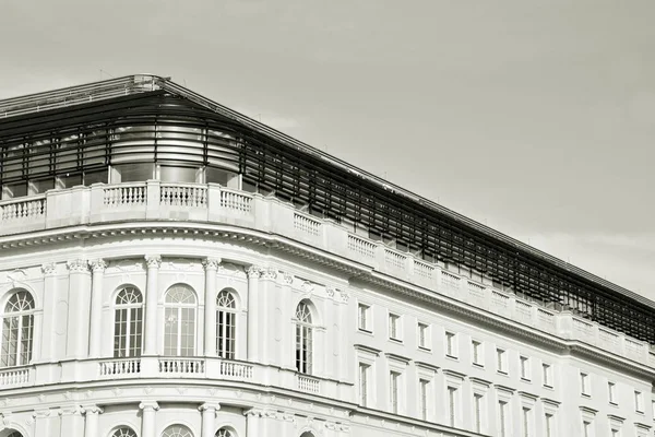 Történelmi Épület Szép Homlokzattal Fekete Fehér — Stock Fotó