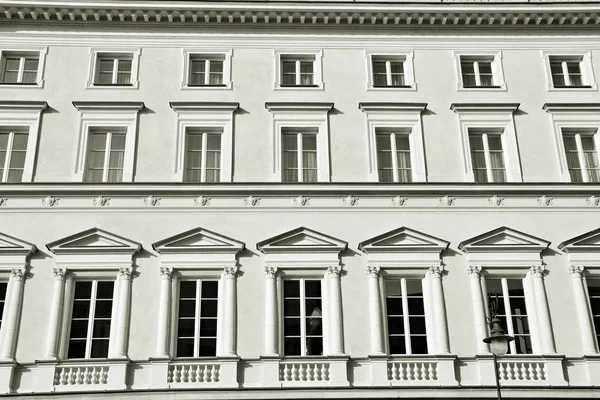 Bela Fachada Antiga Edifício Histórico Preto Branco — Fotografia de Stock