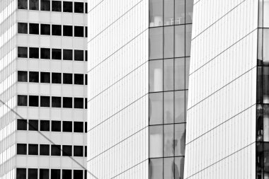 Cam duvarlar bir ofis binası - iş geçmişi. Siyah ve beyaz.