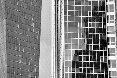 Cam duvarlar bir ofis binası - iş geçmişi. Siyah ve beyaz.