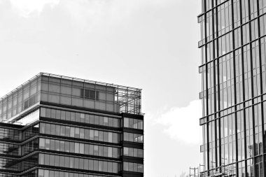 Cam duvarlar bir ofis binası - iş geçmişi. Siyah ve beyaz.