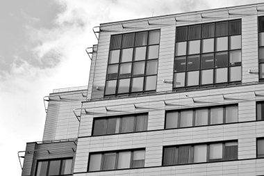 Cam duvarlar bir ofis binası - iş geçmişi. Siyah ve beyaz.