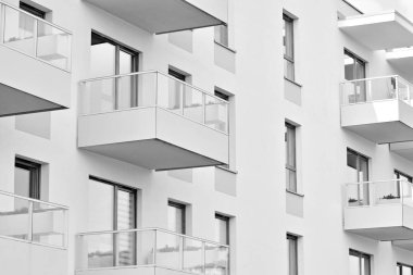 Yeni bir modern apartman detayını. Siyah ve beyaz.