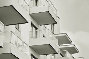 Yeni bir modern apartman detayını. Siyah ve beyaz.